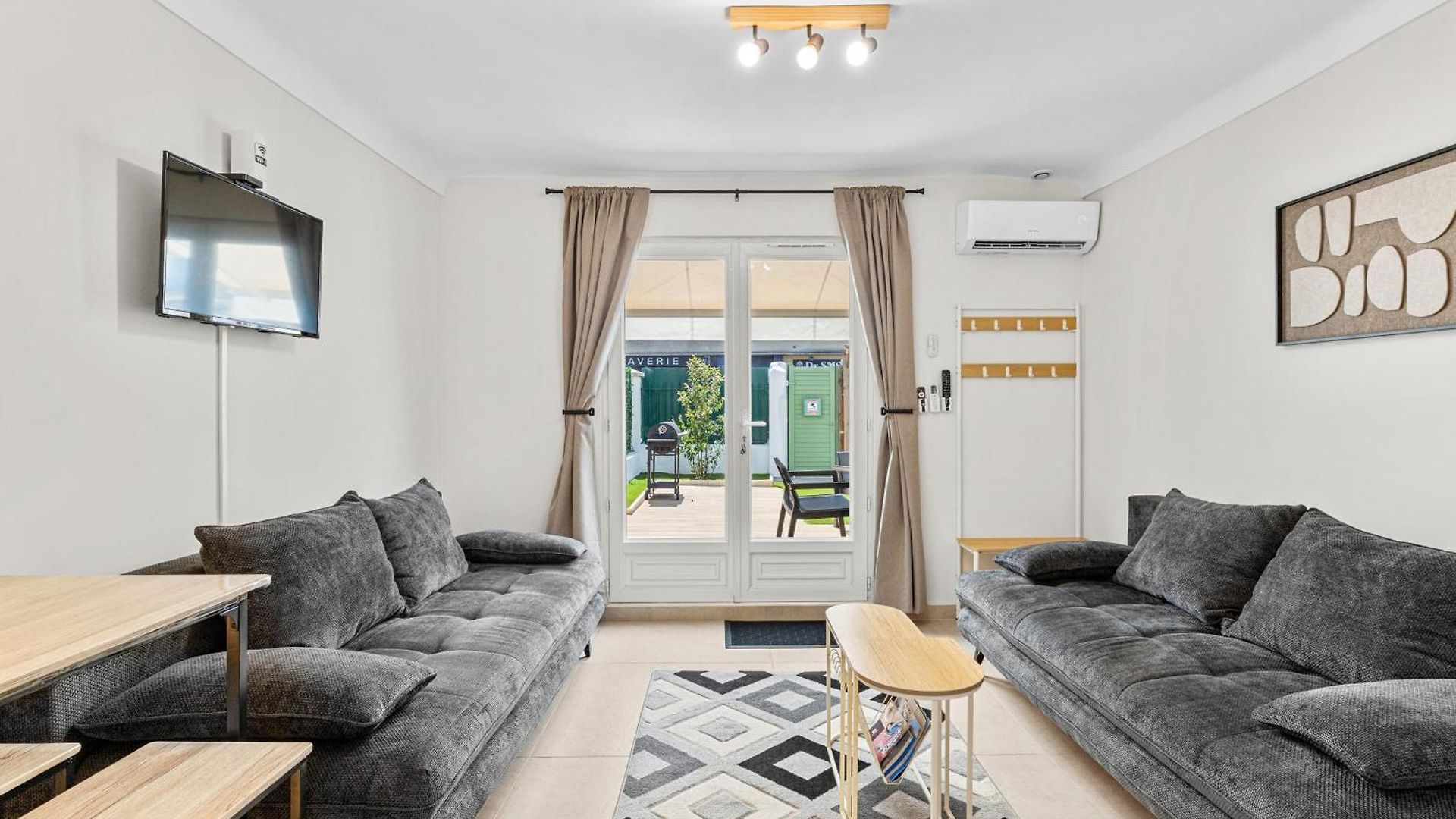 Villa 7 Min Walk To The Sea, Free Parking, 3 Ac, Garden
