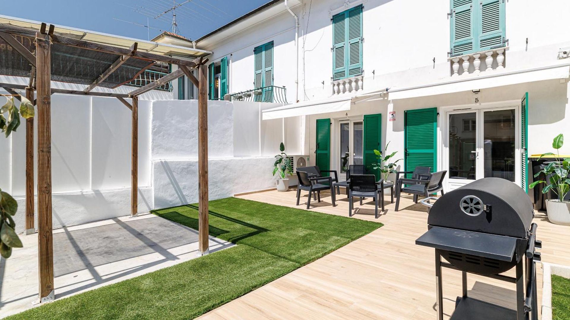 7 Min Walk To The Sea, Free Parking, 3 Ac, Garden * Nice