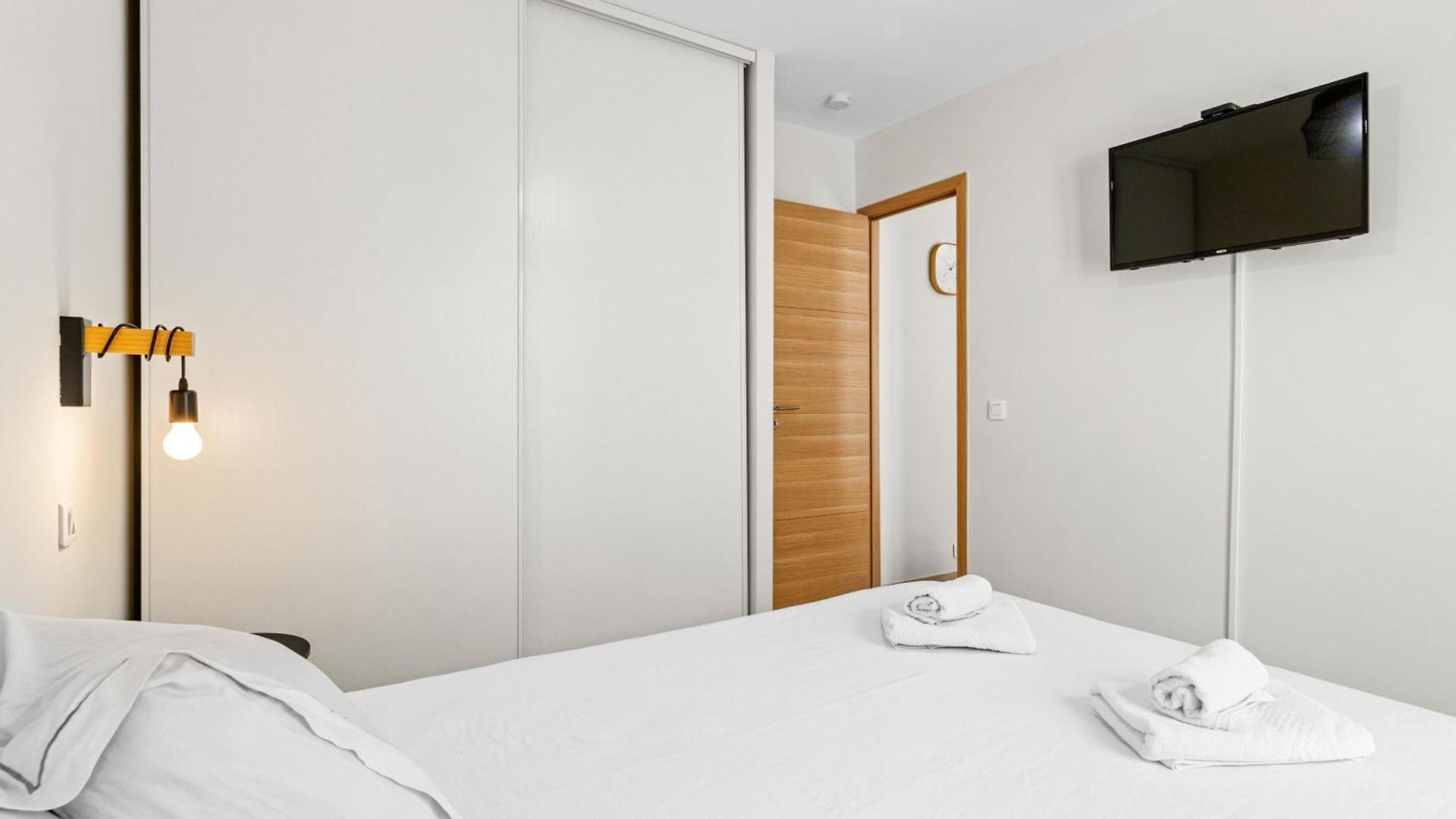 7 Min Walk To The Sea, Free Parking, 3 Ac, Garden