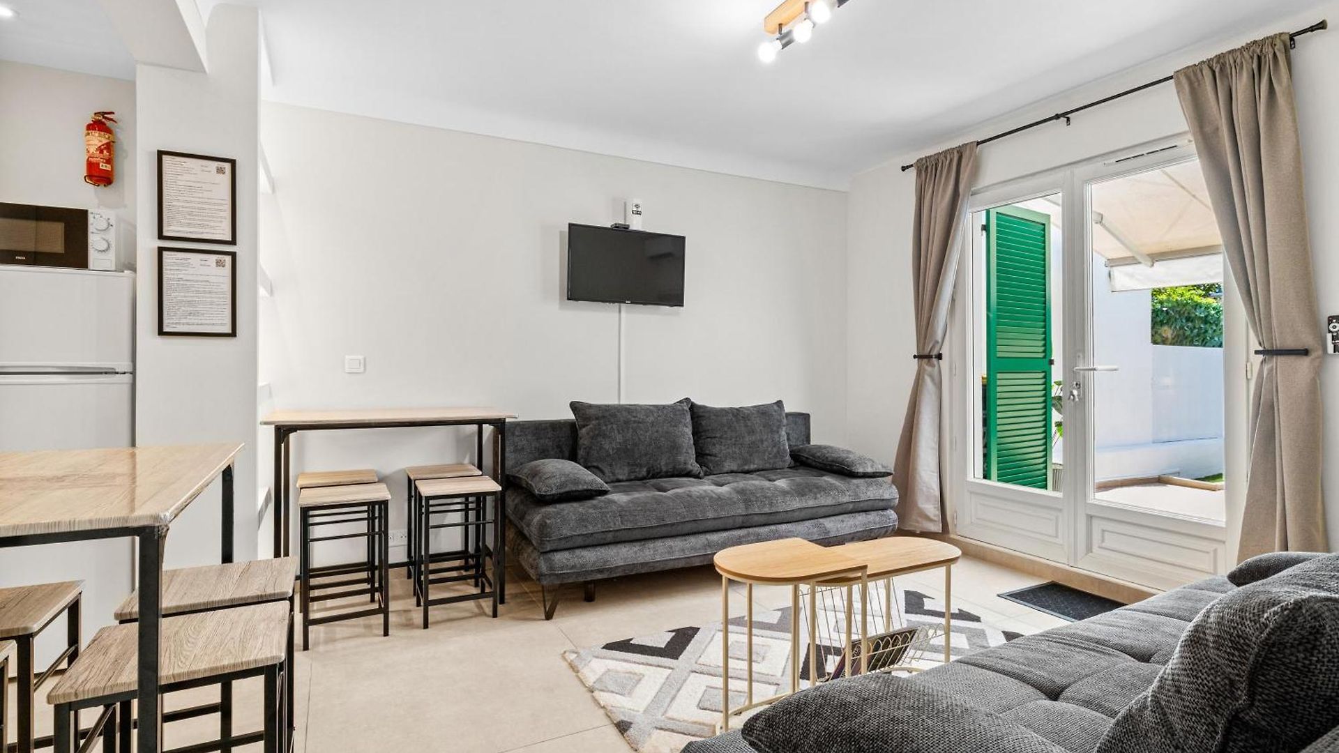7 Min Walk To The Sea, Free Parking, 3 Ac, Garden Villa Nice