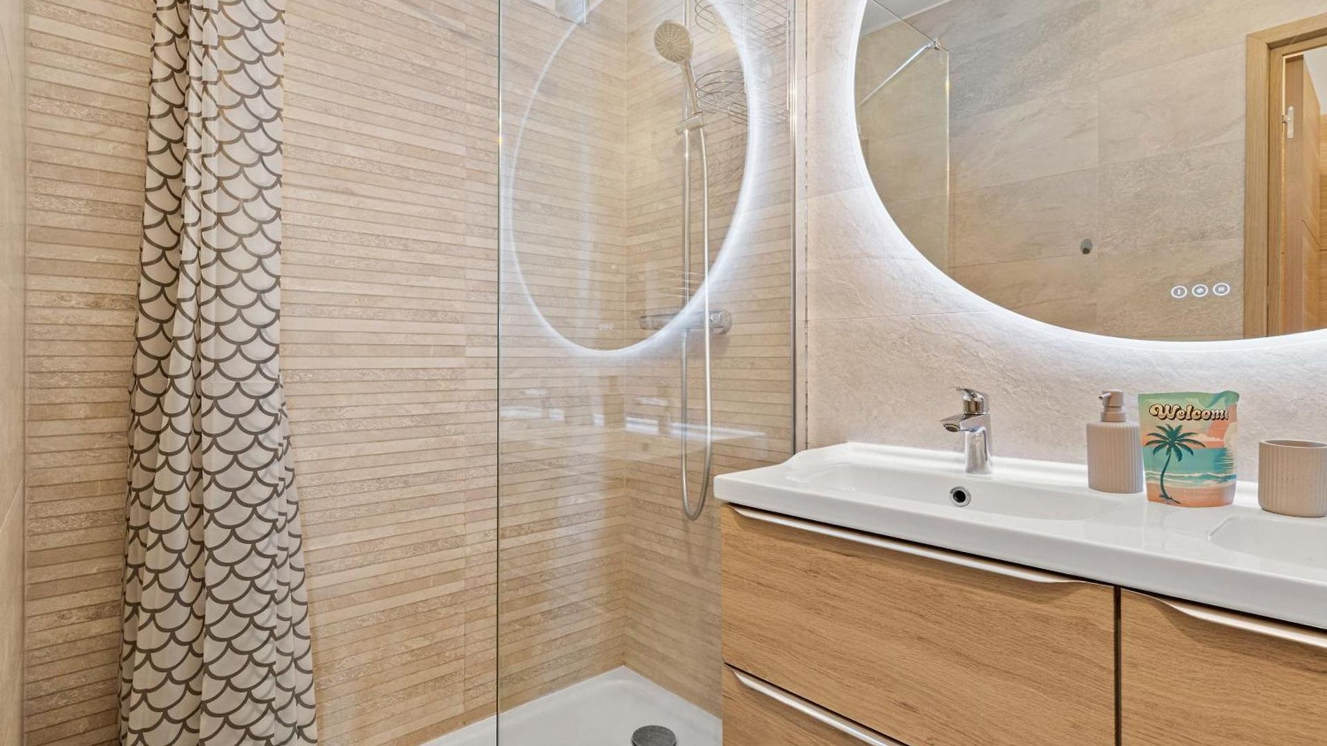 7 Min Walk To The Sea, Free Parking, 3 Ac, Garden *