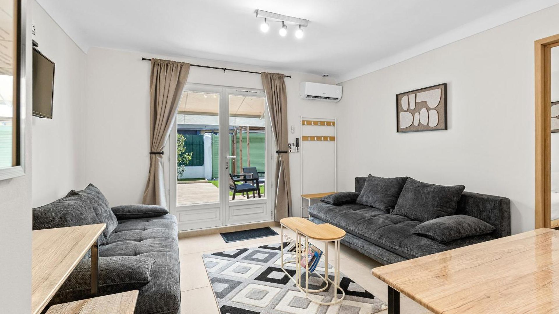 7 Min Walk To The Sea, Free Parking, 3 Ac, Garden Nice