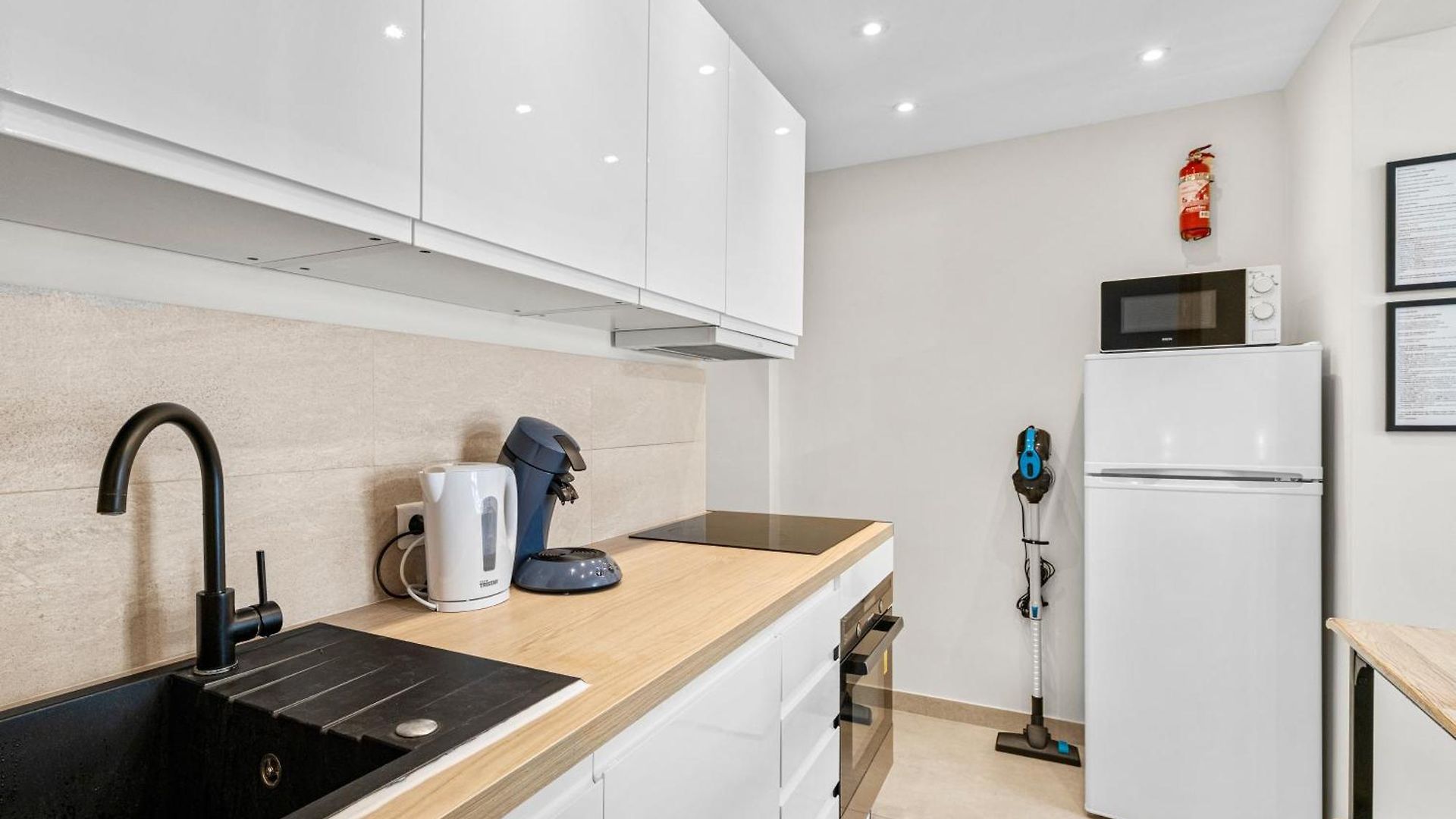 7 Min Walk To The Sea, Free Parking, 3 Ac, Garden