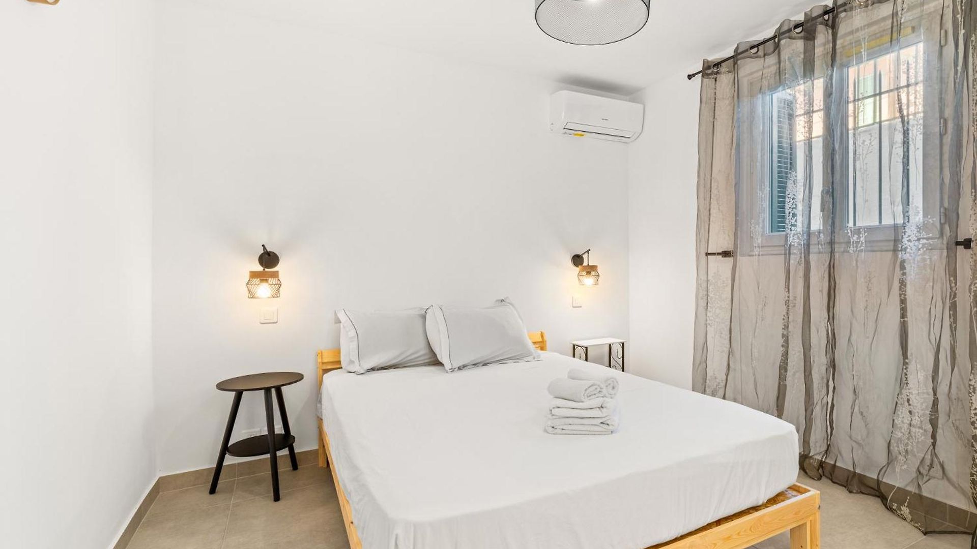 Villa 7 Min Walk To The Sea, Free Parking, 3 Ac, Garden *
