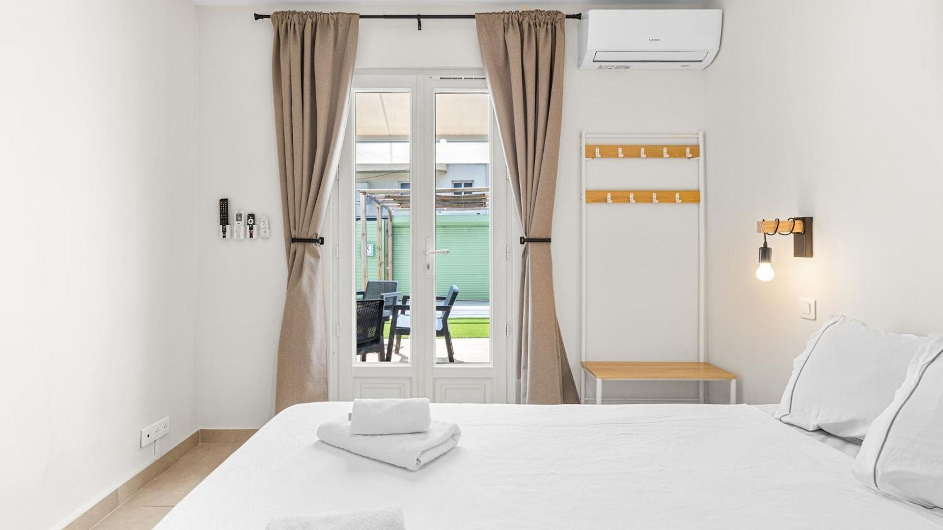 7 Min Walk To The Sea, Free Parking, 3 Ac, Garden Villa Nice