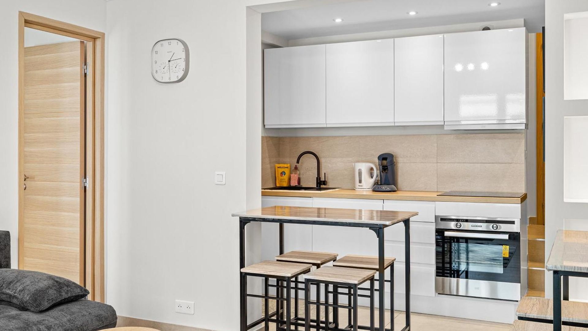 7 Min Walk To The Sea, Free Parking, 3 Ac, Garden *