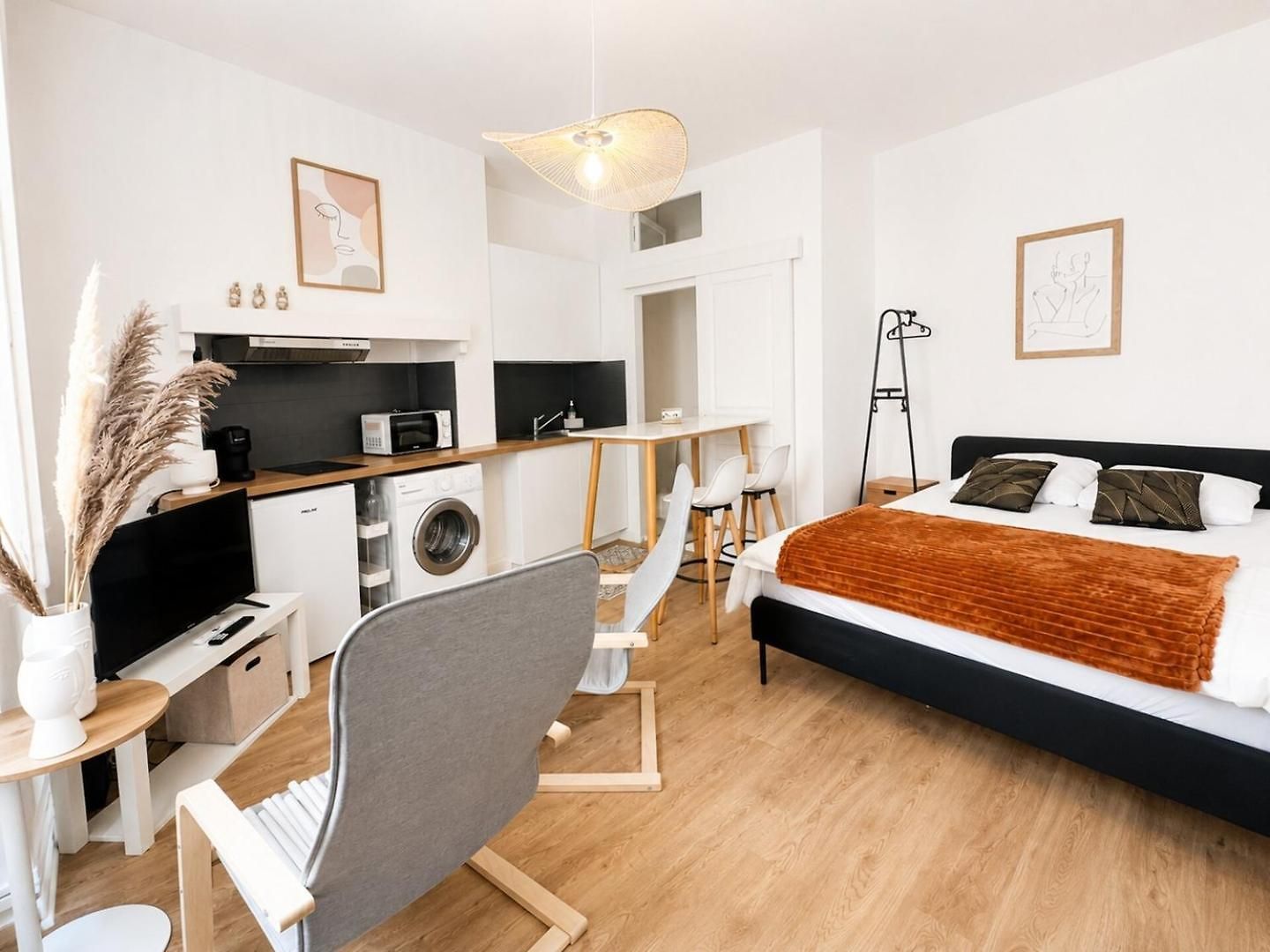 Renovated & Stylish In Old Town Apartment