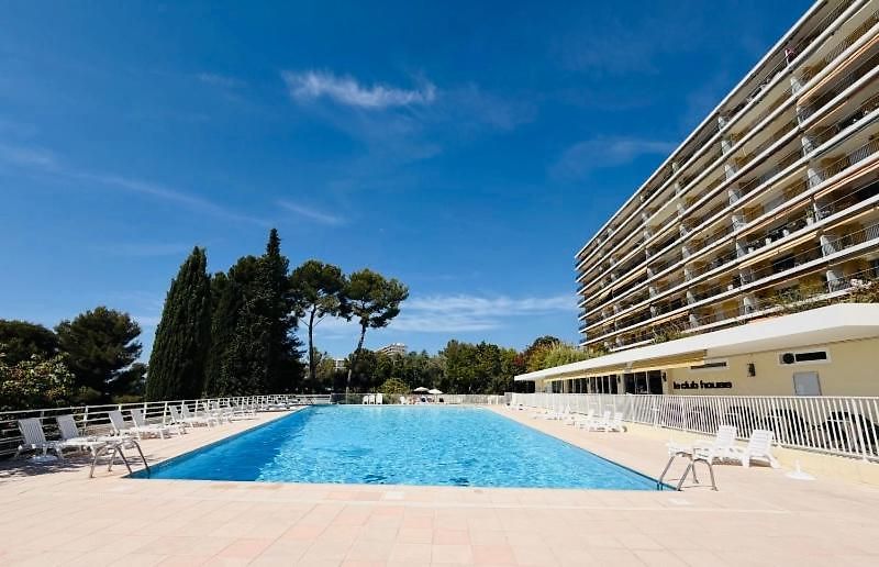 Apartment Spacieux Apparemment Dans De Luxe Avec Piscine