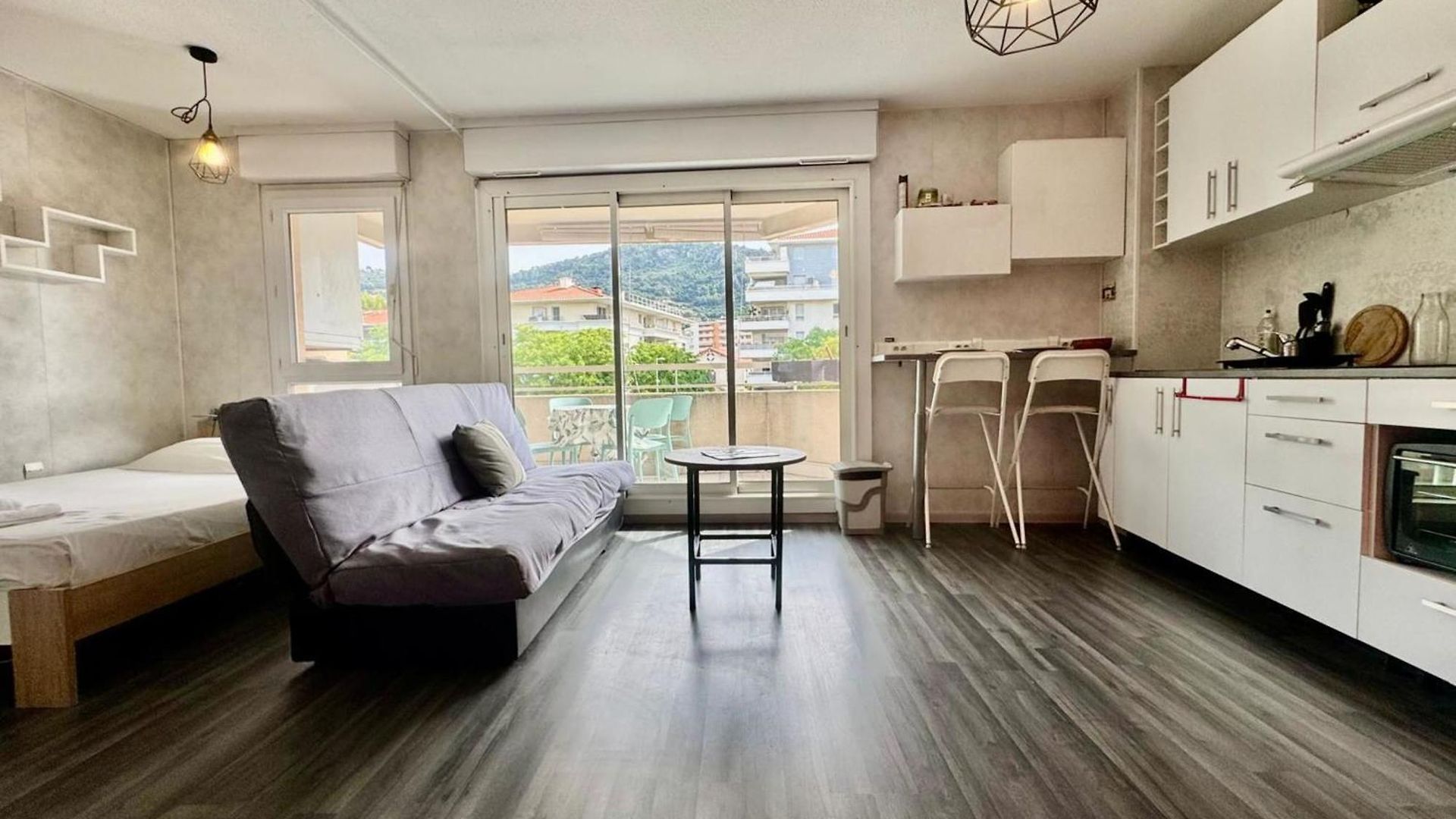 Bright With Terrace Near The Tram Apartment *
