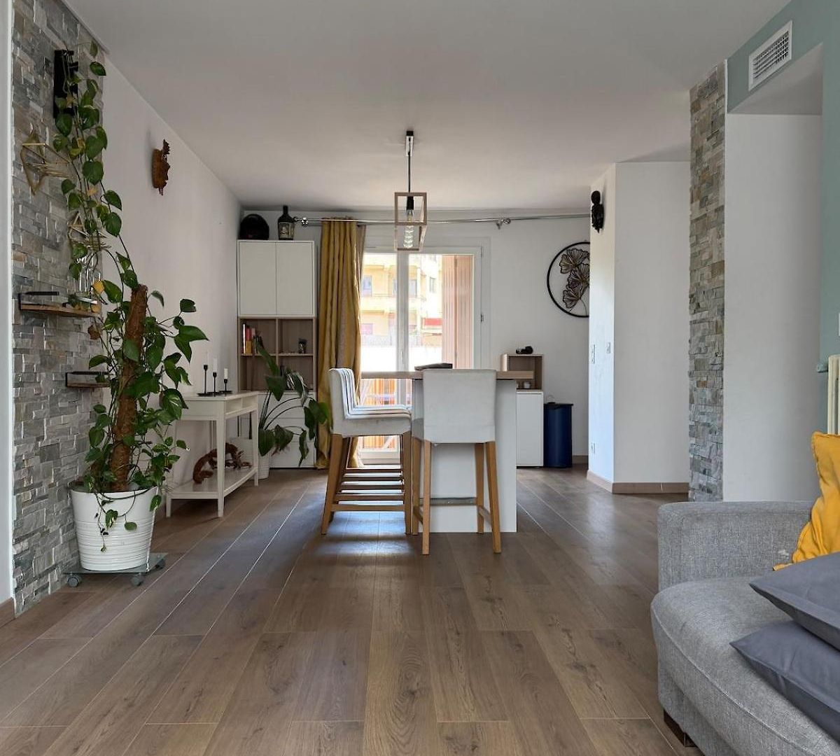 Beautiful 2-bedroom With Air Conditioning - Tram - Balconies - Quiet Apartment *