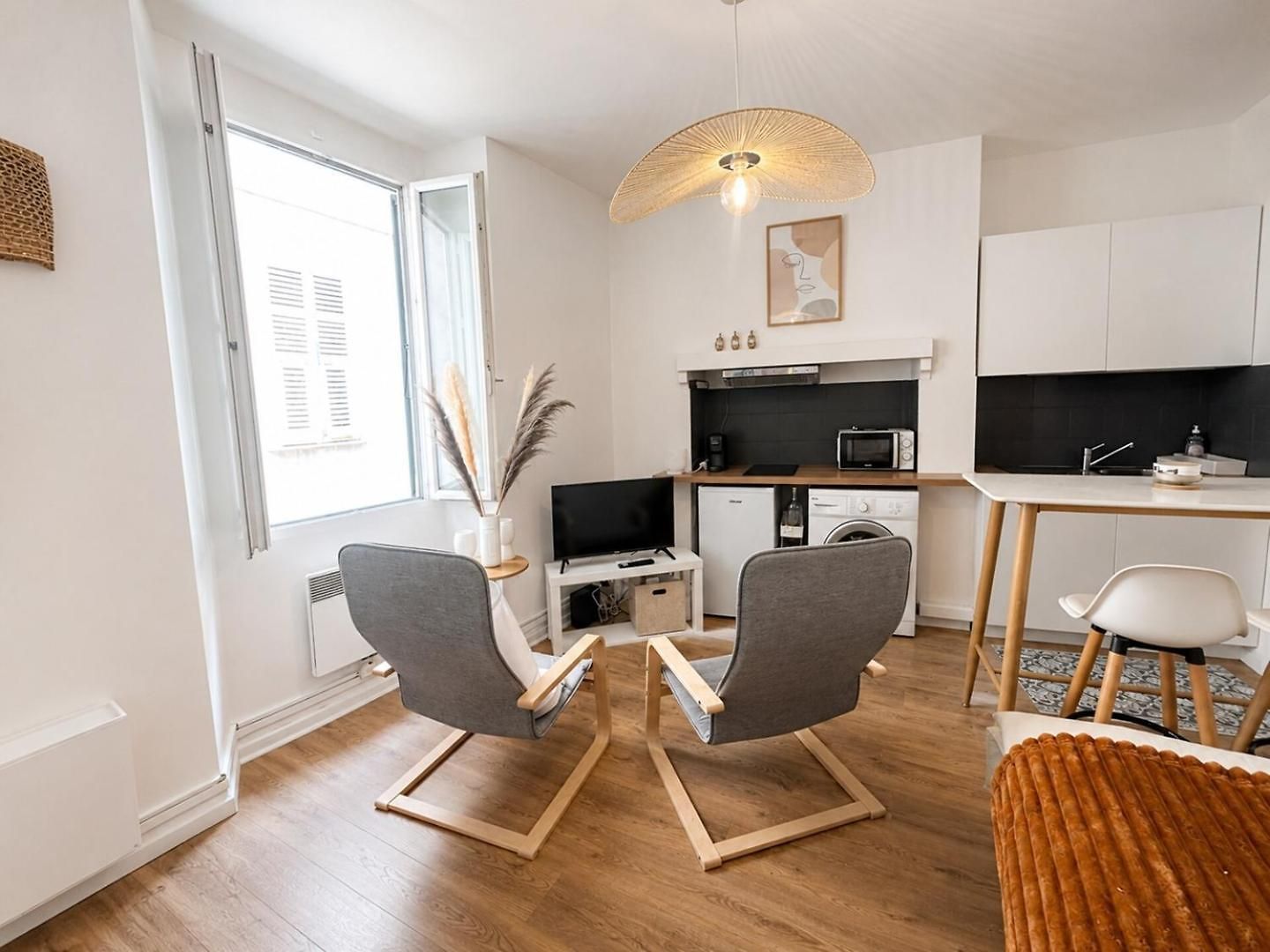 Renovated & Stylish In Old Town Apartment