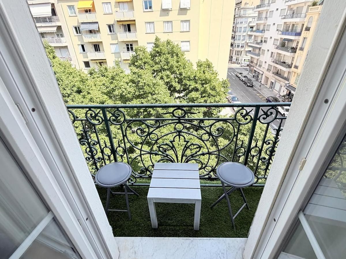 Bright Cozy Space With Balcony Center Within Walking Distance Apartment