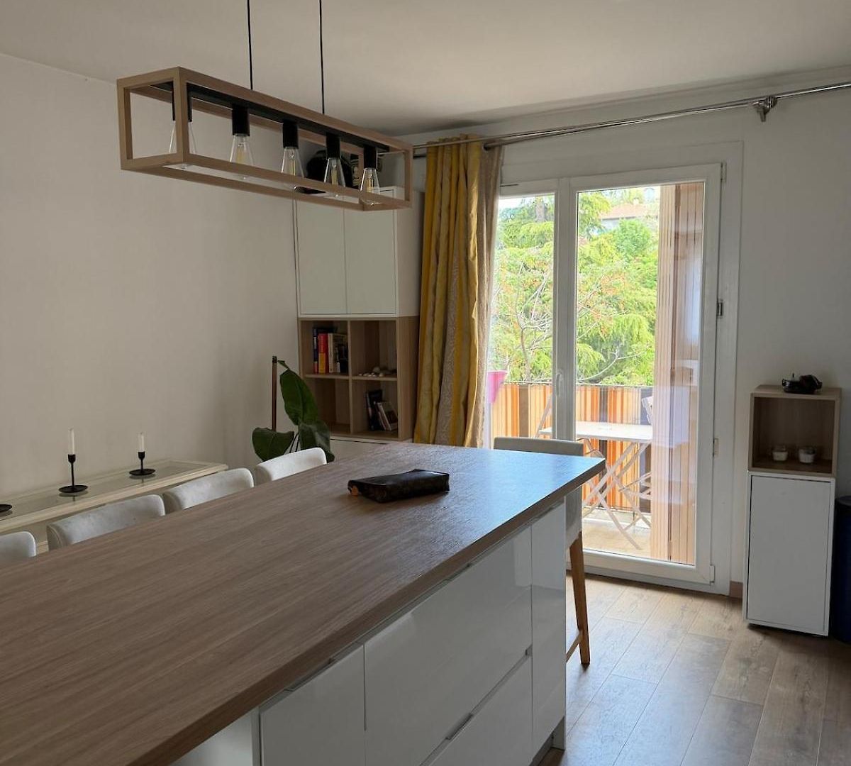Beautiful 2-bedroom With Air Conditioning - Tram - Balconies - Quiet *