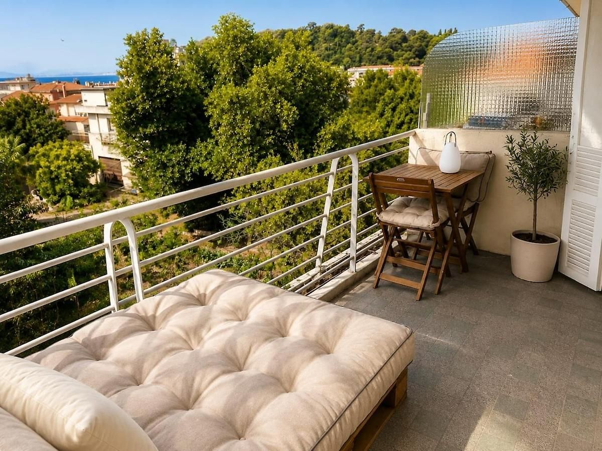 Apartment Charming 1-bedroom With Small Terrace, Fully Equipped Nice