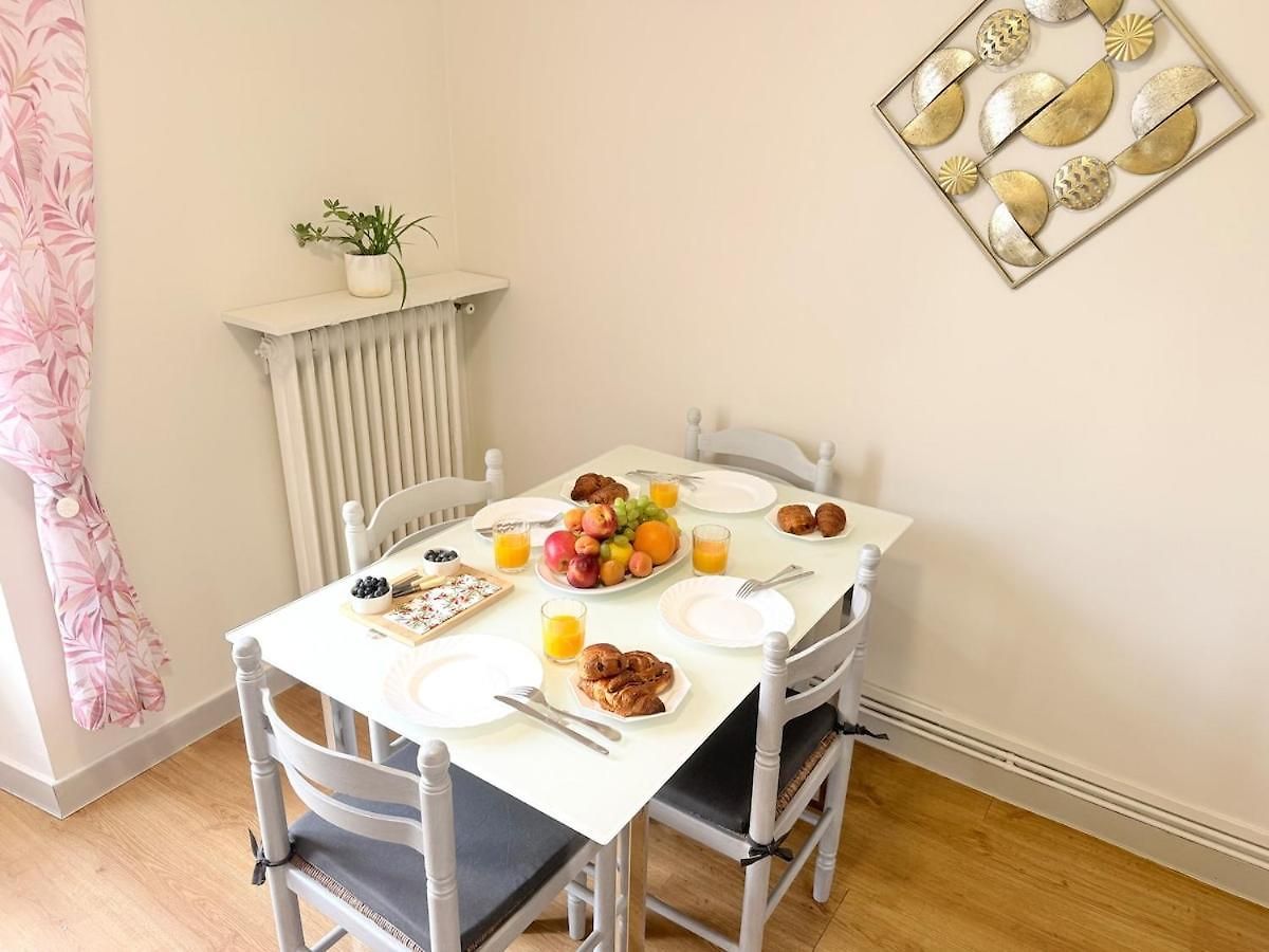 Bright Cozy Space With Balcony Center Within Walking Distance Apartment *