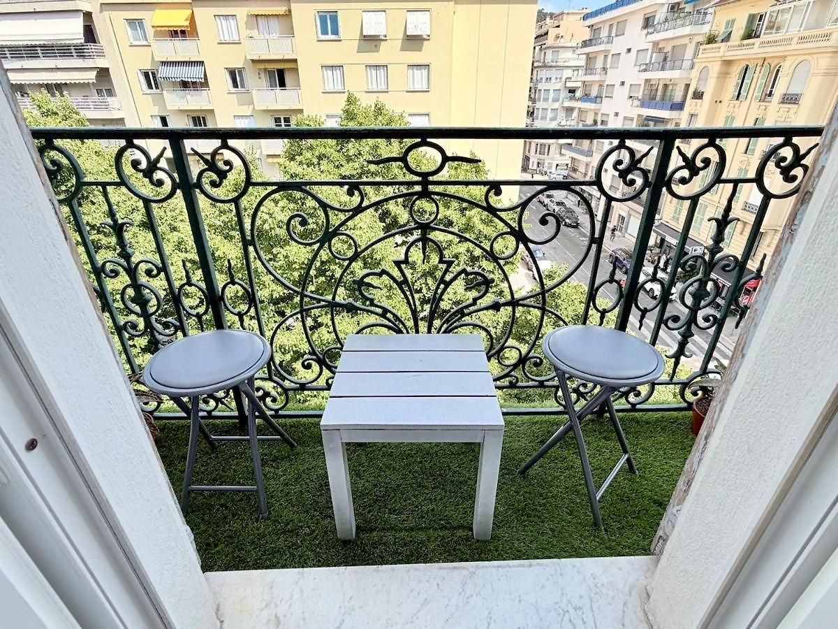 Bright Cozy Space With Balcony Center Within Walking Distance Apartment