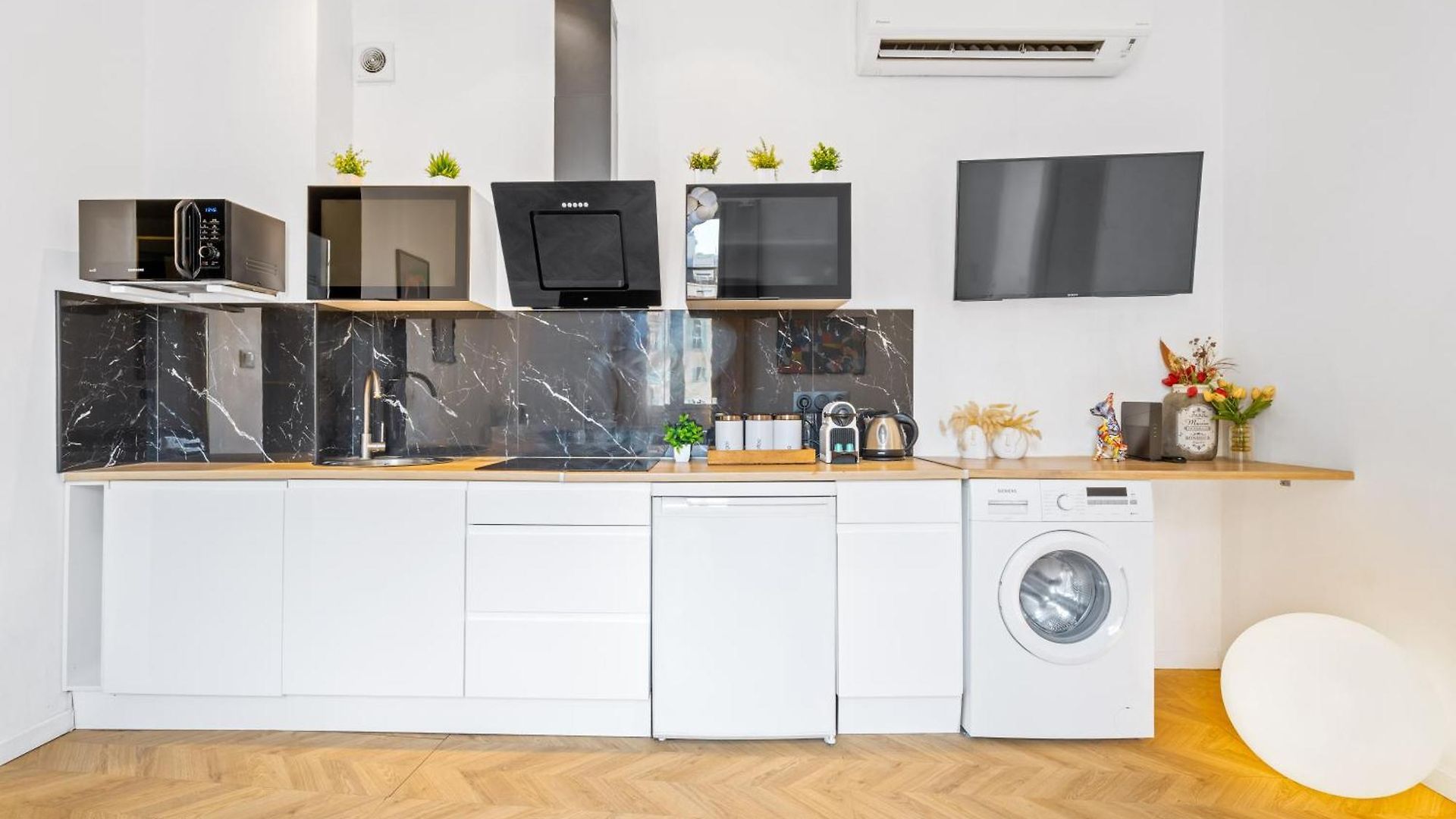 One Minute From Beach - Air Conditioning - 2 Bedrooms - Wifi - Kitchen - Parking Apartment *