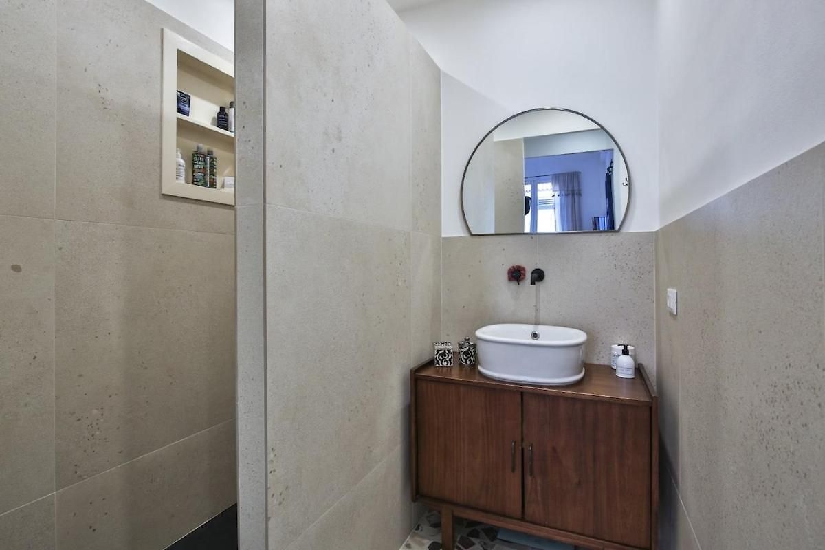 Cosy And Ideally Situated Near In Liberation