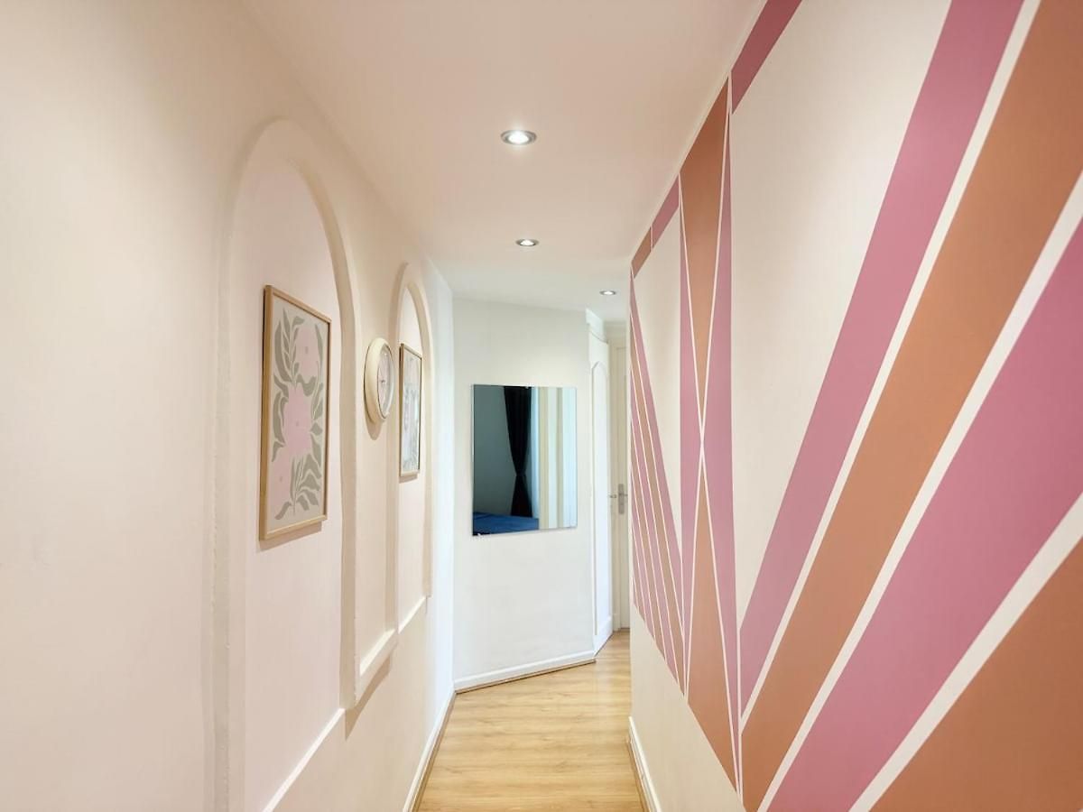Bright Cozy Space With Balcony Center Within Walking Distance Apartment *