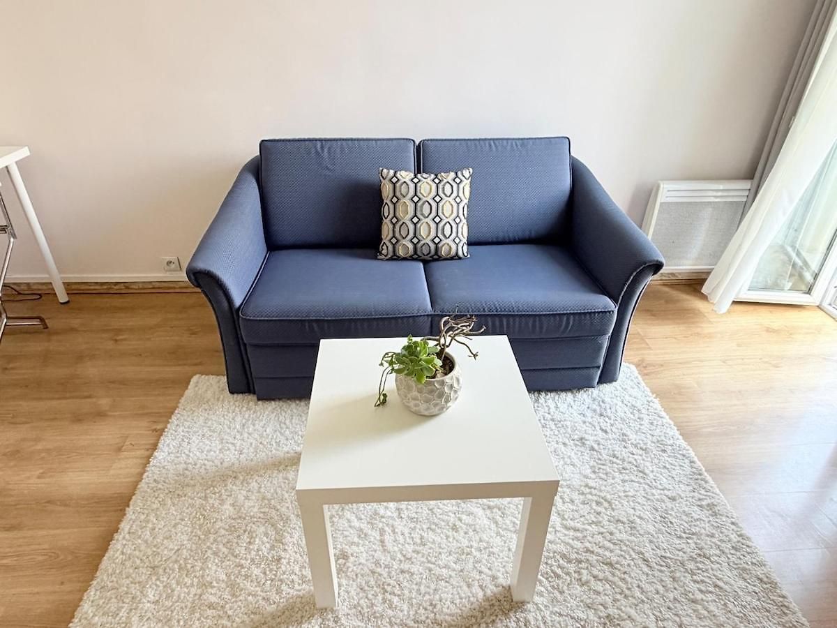 Bright Cozy Space With Balcony Center Within Walking Distance * Nice