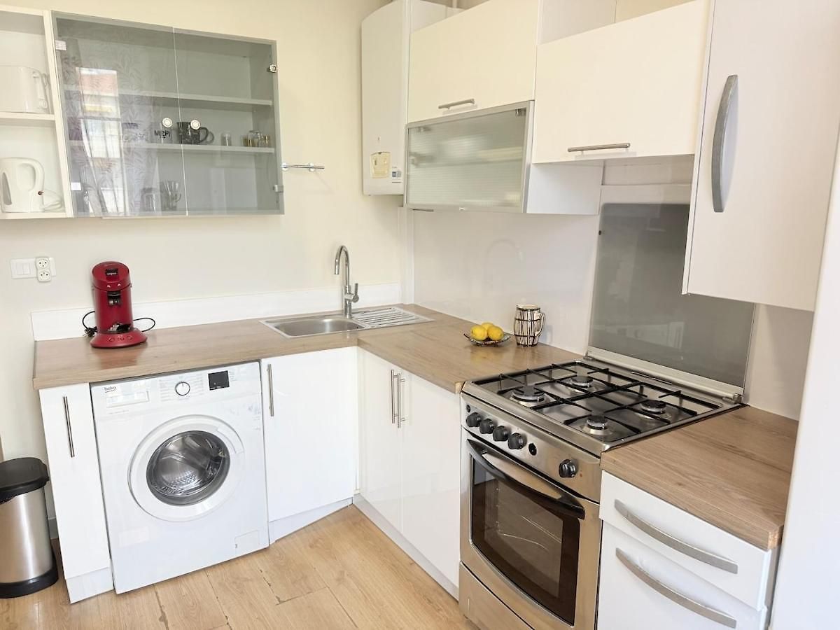 Bright Cozy Space With Balcony Center Within Walking Distance Nice
