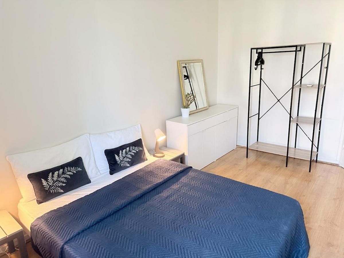 Bright Cozy Space With Balcony Center Within Walking Distance *