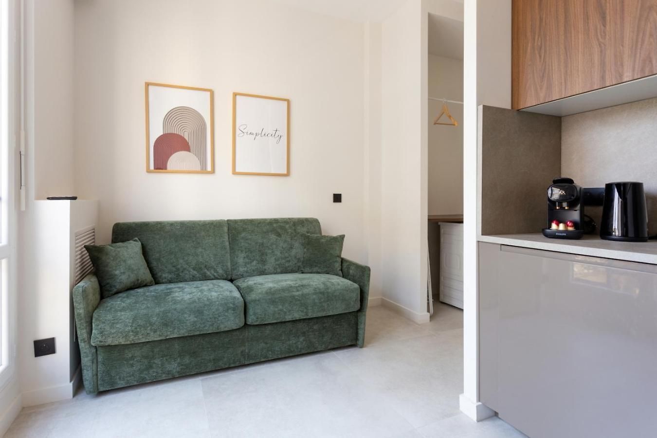 Palais Escurial - *