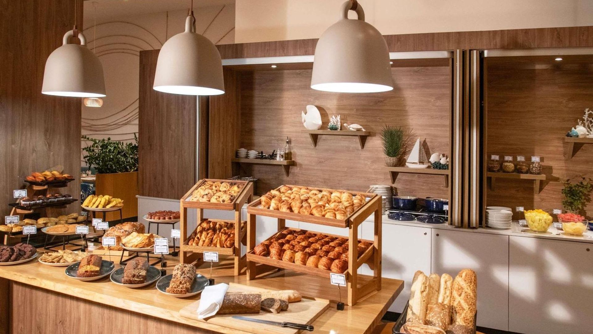 Novotel Arenas Aeroport Hotel 4*
