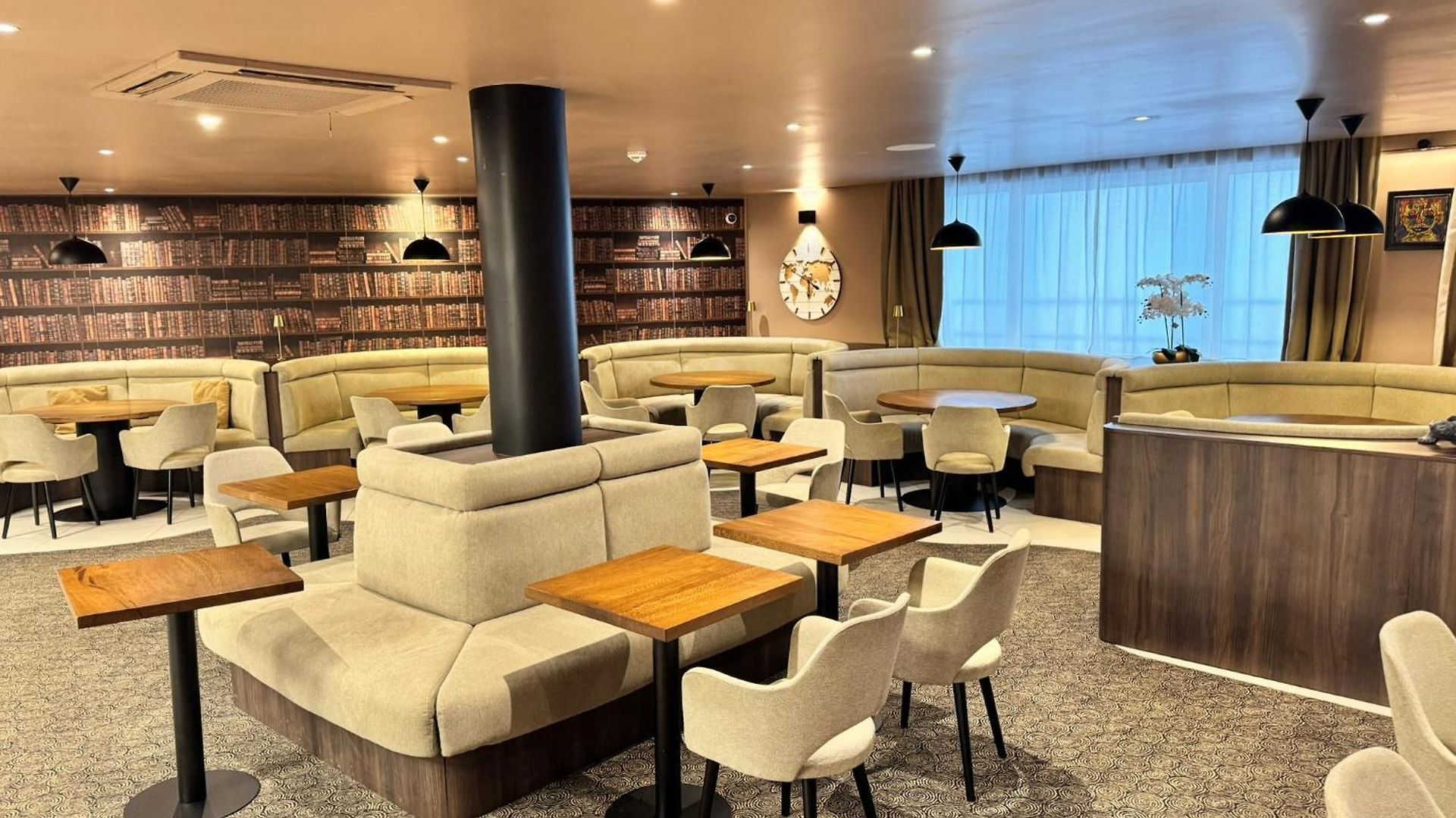 Hotel & Monsigny