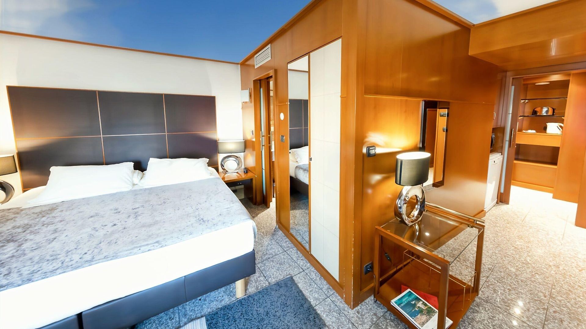 Goldstar & Hotel