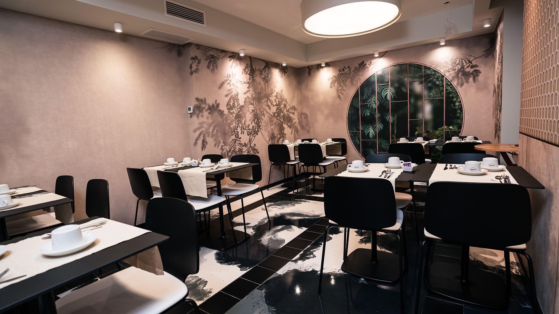 Univers Hotel 4*