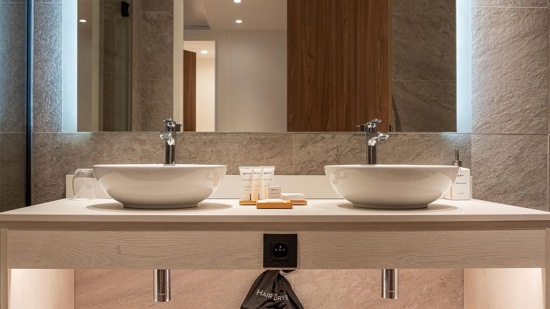Hotel Radisson Airport 4*