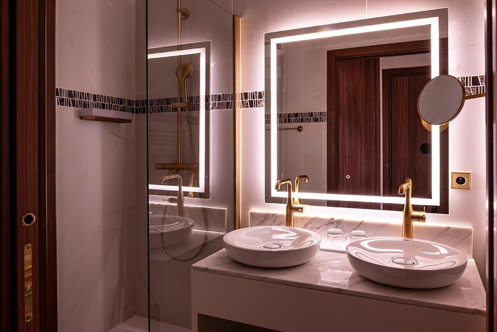 Aston La Scala Hotel *