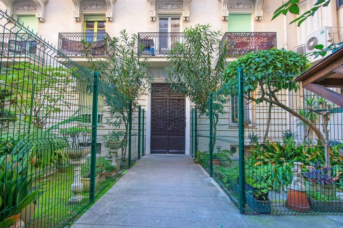 - - Superbe Avec Balcon - Centre - - * Nice