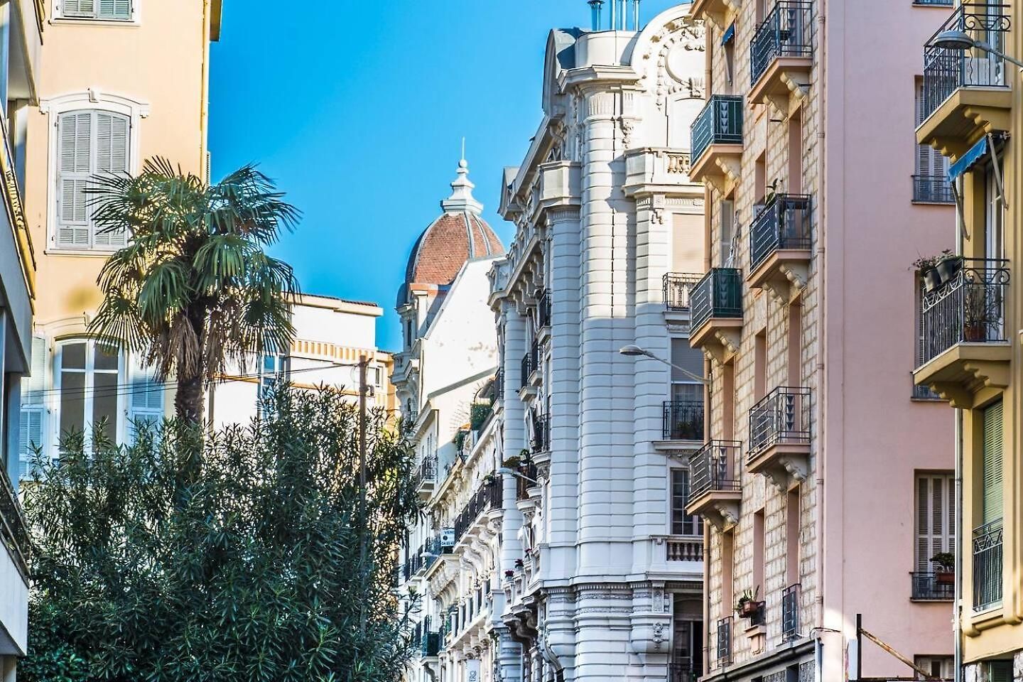 - - Superbe Avec Balcon - Centre - - *