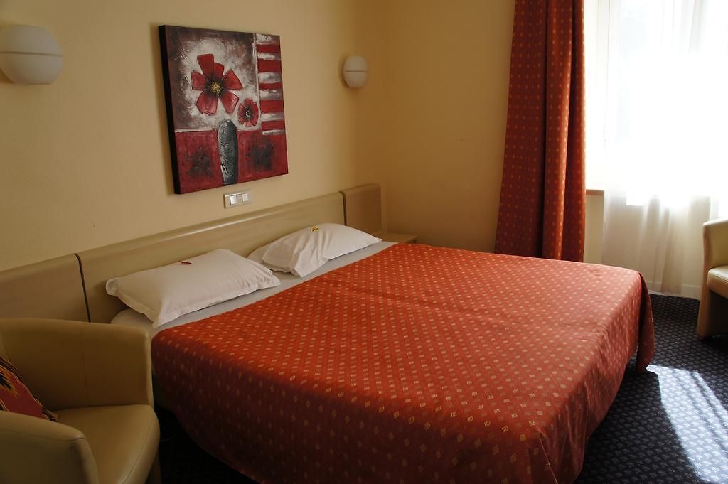 Ambassador, Completely Renovated Nice