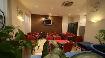 Ozz Hostel *