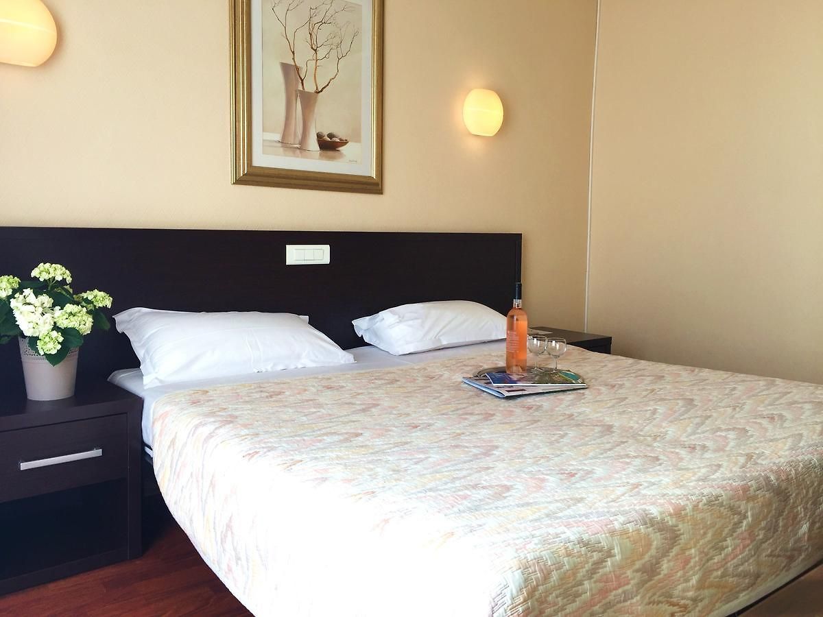 Ambassador, Completely Renovated Nice