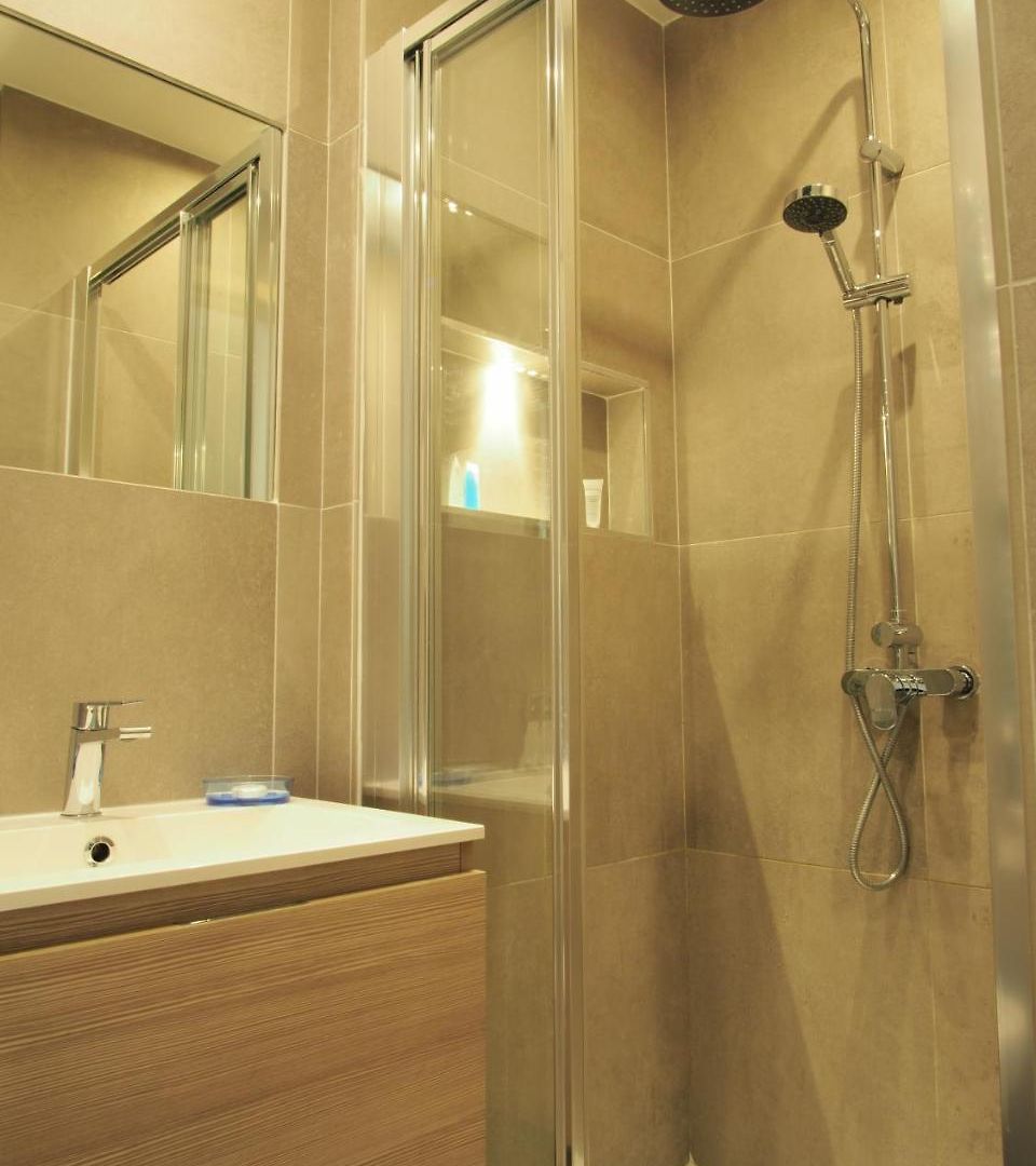 Apartment Centre - With Balcony And Stunning Sea View!