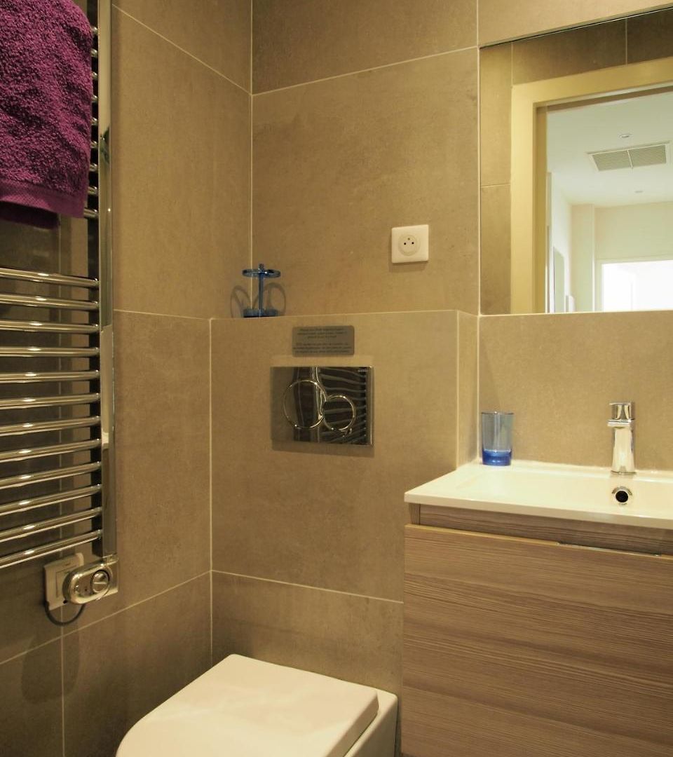 Centre - With Balcony And Stunning Sea View! *