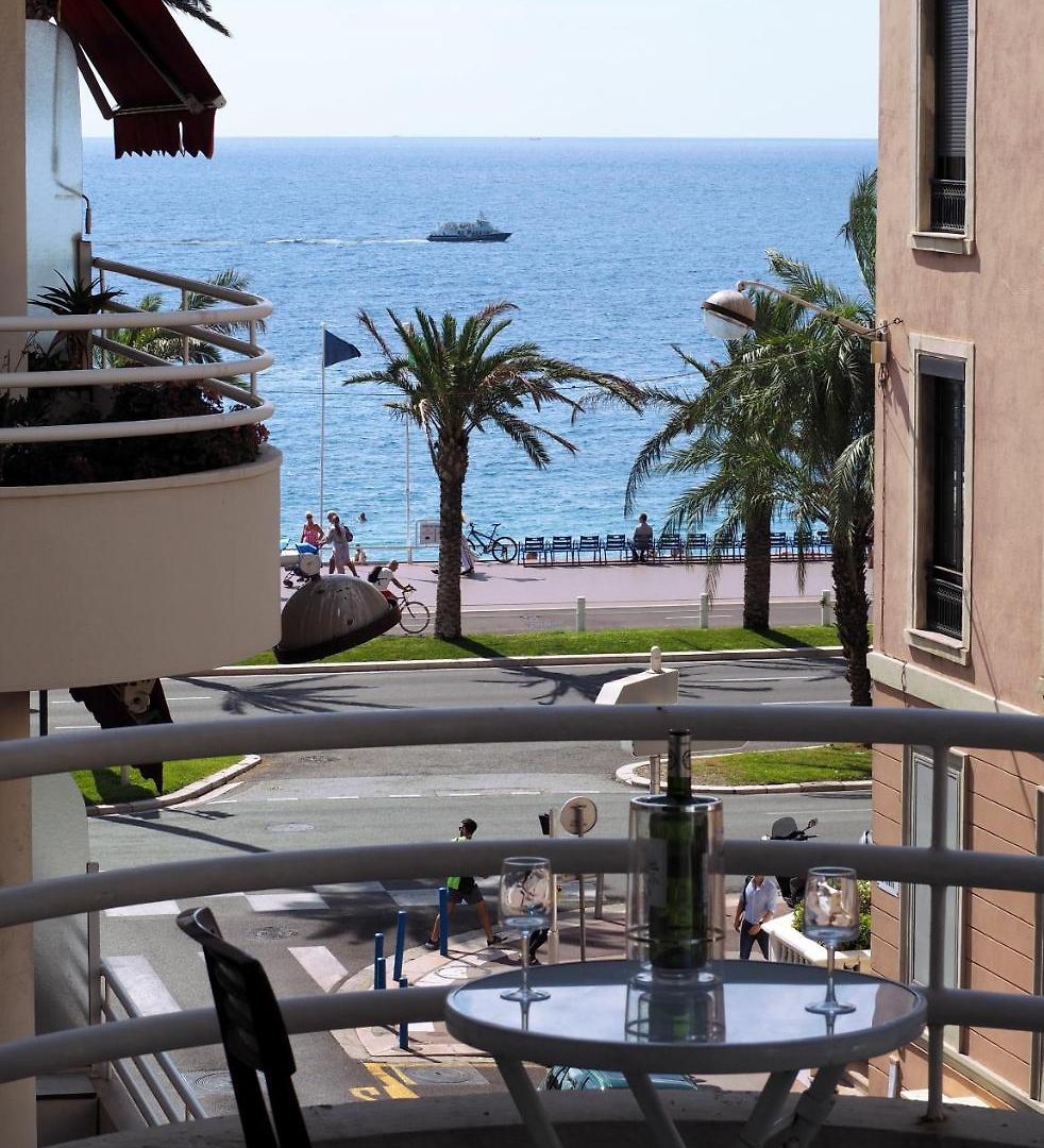 Apartment Centre - With Balcony And Stunning Sea View! *