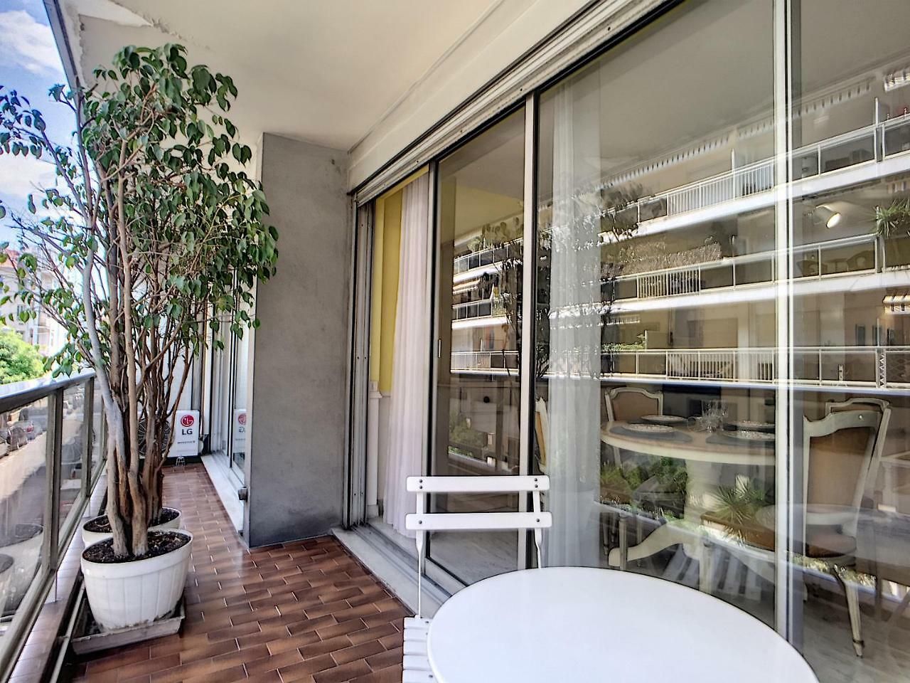Nestor&jeeves - Debussy Terrasse - - By Shopping Area *