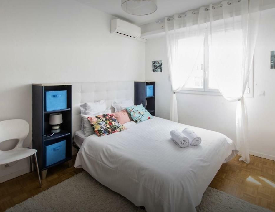 Stunning 2 Bed Flat Front Of The Beach Seaview Apartment *