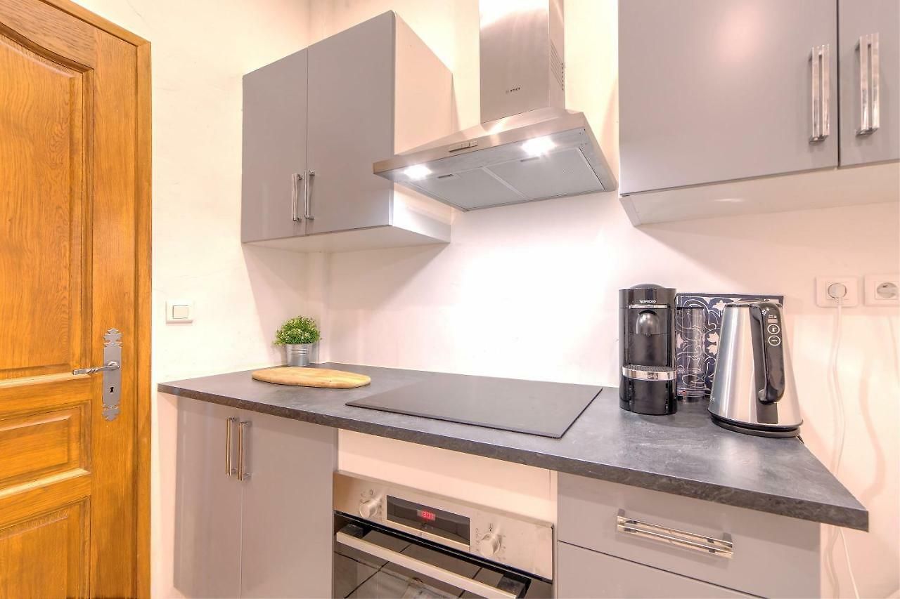 Apartment Lovely Large Familial In Nice, Minutes Walk To The Beach!