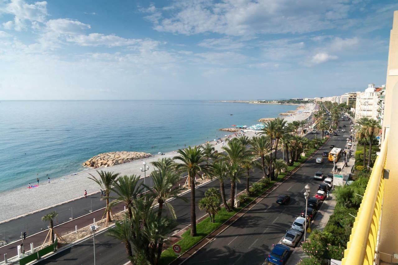 Beachfront Promenade Des *