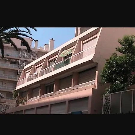 Appart hôtel Studio Carré D'or Situé à 50 M De La Plage 3*