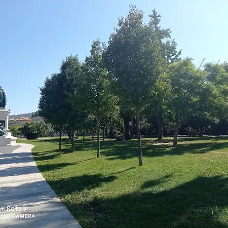 Studette En Plein Cœur Du Vieux *