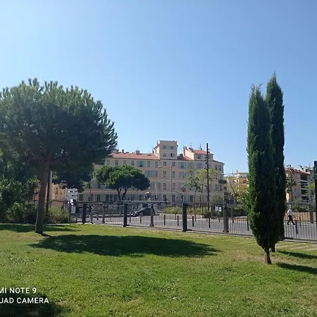 Studette En Plein Cœur Du Vieux *