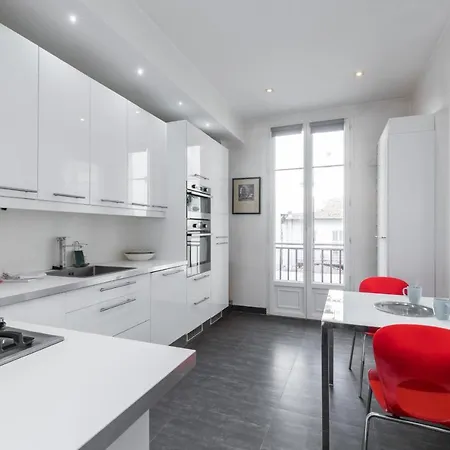 2 Bdr 105m2 Classy Near Garibaldi Tram With Garage Nice