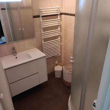 Quiet Floor 2 Bedroom Flat Near Port With Lift Balcony Ac And Fast Wifi